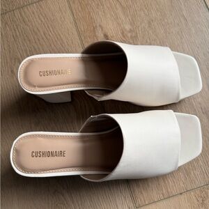 CUSHIONAIRE Women's Cream Mules